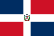 Dominik Cumhuriyeti-Betimleyen: Anıl YÜCEL  Bayrak, mavi, kırmızı ve beyaz renklerden oluşuyor. Yatay ve dikey olarak bayrağı dört eşit parçaya bölen beyaz artı var. Sol üst ve sağ alt köşesi mavi, sağ üst ve sol alt köşesi ise kırmızı. Ülkenin arması, beyaz artının tam ortada yer almakta.  Amblemde yine kırmızı, mavi ve beyaz renkler çapraz bir şekilde duruyor. Ortasında bir kitap, kitabın üstünde ise altın renginde bir haç var. Haçın sağ ve solunda yine altın renginde üçer tane ok bulunuyor. Bu oklar yukarı doğru bakıyor. Amblemin sağında yeşil çalı çalıya benzer bir dal bulunmakta, sağında ise yapraklı bir dal bulunmakta. Amblemin üstünde mavi kurdele aşağısında ise kırmızı bir kurdele var. Mavi kurdelede “DIOS, PATRIA, LIBERTAD” yazarken, kırmızı kurdelede “REPUBLICA DOMINICANA” yazmakta.
