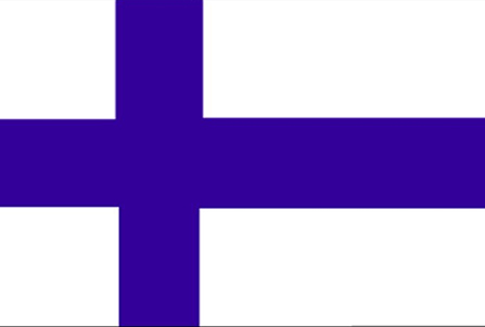 Finlandiya- Betimleyen: Zeynep GÜL  Beyaz zemin üzerinde mavi bir haç işareti yer alır. Mavi çizgi saat 12 ve saat istikametinden dikey olarak, saat 9 ve saat 3 istikametinden yatay olarak geçerek haç sembolünü oluşturmuş. Bayrakta haç sembolü biraz sola kayık.