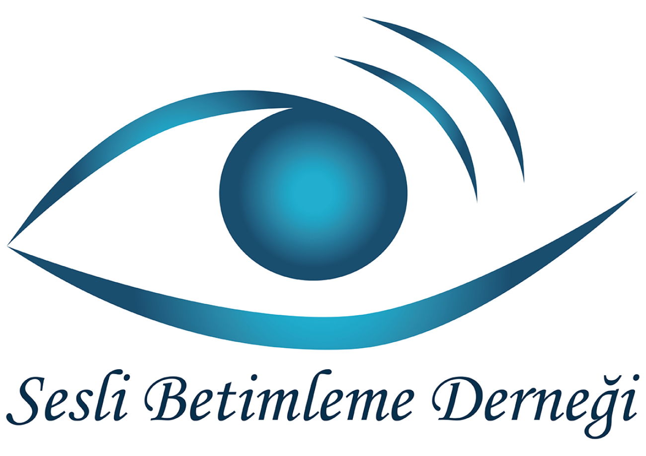 Turkuaz çeperli, turkuaz irisli bir göz simgesinin sağ üstünde iki yay ayraç biçiminde ses dalgasından oluşan SEBEDER logosunun altında el yazısı fontunda Sesli Betimleme Derneği yazıyor.