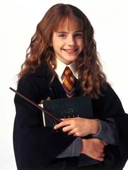 Harry Potter And The Philosopher`s Stone / Harry Potter Felsefe Taşı Filmi -  Hermione Granger Arka planı beyaz olan dikey dikdörtgen fotoğrafın tam ortasında hafif sola doğru dönük duran ve belden yukarısı gözüken Hermione Granger (Emma Watson) elinde asası ile birlikte kitabına sarılmış bir halde gülümseyerek poz vermiş. Hermonie 11 yaşında bir kız çocuğu. Açık bir ten rengi ve oval bir yüzü var. Açık kahverengi ve dalgalı saçları omuzunun biraz altında son buluyor. Saçlarında turuncumsu ışıltılar var. Alnına düşen ince düz kâkülleri var. İnce ve koyu renkli kavisli kaşları kâküllerinin bittiği yerde. Koyu kahverengi büyük gözleri gülümsemekten hafif kısılmış ve göz altlarında düz çizgiler belirmiş. Ucu top gibi olan kalkık burnundan başlayan kıvrımlar dudaklarının kenarlarından çenesine doğru devam ediyor. Gülümsemesinde üst dudağı alt dudağından daha ince ve sadece beyaz ve küçük üst dişleri gözüküyor. Gülümsemesi tüm yüzüne yayılmış. Üstünde siyah okul cüppesi var. Beyaz bir gömlek giymiş ve boynuna kırmızı sarı şeritleri olan bir kravat bağlamış Bunların üzerine V yakalı gri bir kazak giymiş. Kazağın yakasında sarı kırmızı şerit var. Cüppenin geniş kolları içinden gri kazağın bilekleri katlanmış kolları gözüküyor. Hermione kollarını kavuşturmuş ve büyük siyah kapaklı bir kitaba sarılmış. Sol elinde koyu kahverengi düz bir asa tutuyor.