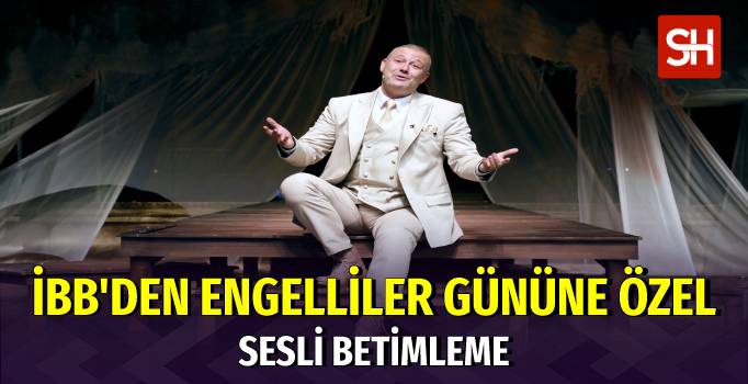 3 Aralık Dünya Engelliler Günü’ne Özel İBB Şehir Tiyatroları’nın Oyunları Sesli Betimleniyor Yatay dikdörtgen fotoğrafta Levent Üzümcü sahnede performans sergilerken görülüyor. Beyaz takım elbise giyen Üzümcü, kollarını iki yana kaldırmış, seyirciye hitap edecek şekilde konuşuyor. Fotoğrafın altında büyük puntolu harflerle İBB`den Engelliler Gününe Özel Sesi Betimleme yazısı yer alıyor. Sağ üst köşede haber kaynağı sabit haberin logosu mevcut.