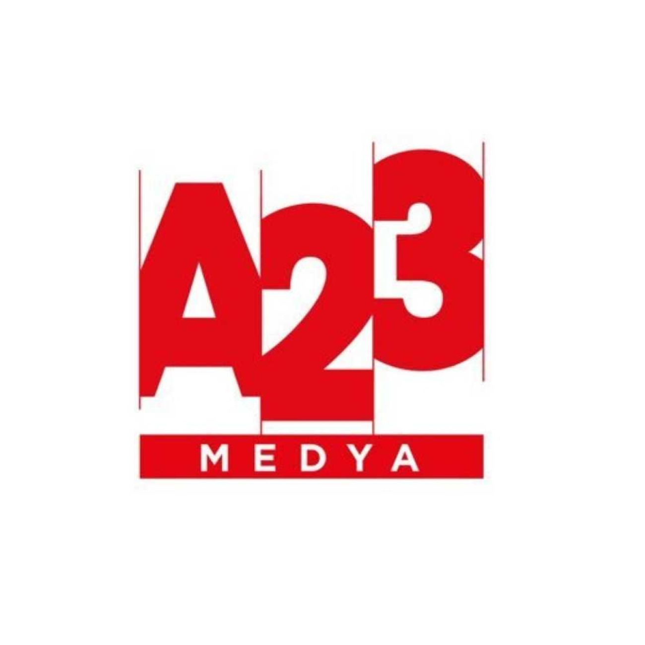 A23 Medya logosu. Kırmızı renkte, büyük ve kalın harflerle yazılmış A23 ifadesinin altında, kırmızı bir şerit içerisinde beyaz harflerle MEDYA yazısı yer alıyor. Harflerin arasında tasarımı dikey olarak bölen ince kılavuz çizgileri bulunuyor.