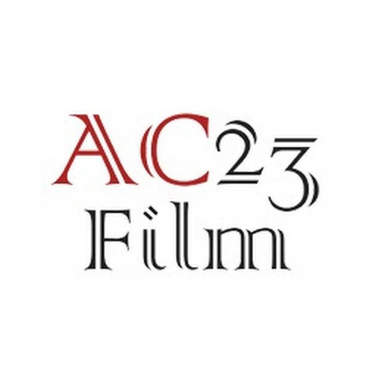 AC23 Film logosu. Üstte kırmızı ve siyah renkli, stilize edilmiş ince hatlı AC23 ifadesi, altında ise siyah renkli Film yazısı yer alıyor. Harfler ve rakamlar paralel çizgili, grafiksel bir tasarıma sahip.