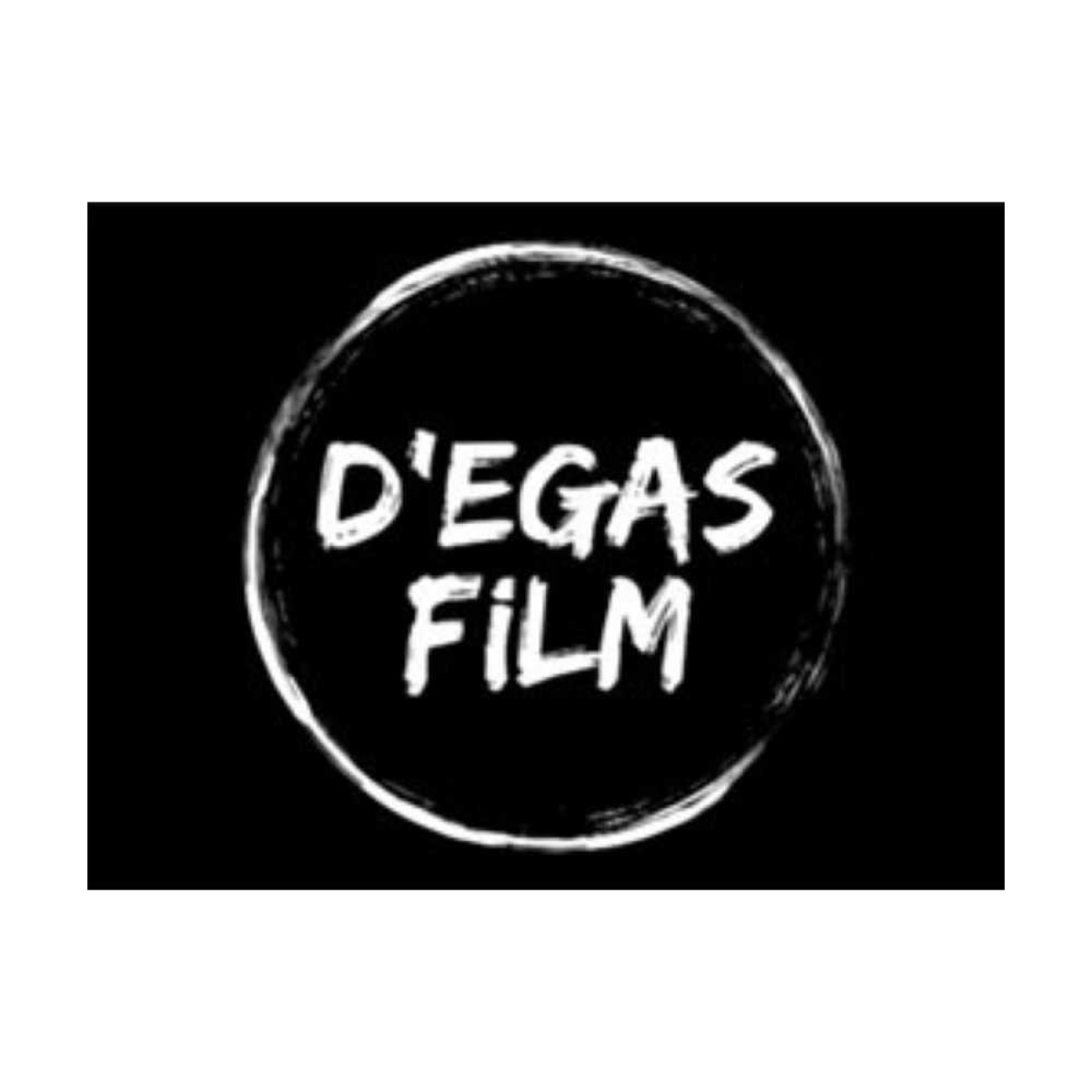 Siyah zemin üzerine beyaz D'EGAS FILM logosu. El çizimi görünümünde ince beyaz bir çemberin merkezinde, yine fırça darbesi stilinde büyük harflerle üst üste D'EGAS ve FILM yazıları yer alıyor.