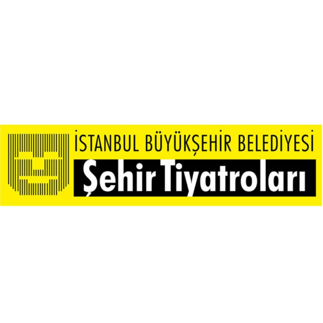 Sarı arka planın solunda ince siyah dikey çizgilerle oluşturulmuş stilize bir maske illüstrasyonu; sağda ise üstte İstanbul Büyükşehir Belediyesi, altta siyah bant içinde beyaz harflerle Şehir Tiyatroları yazısı.