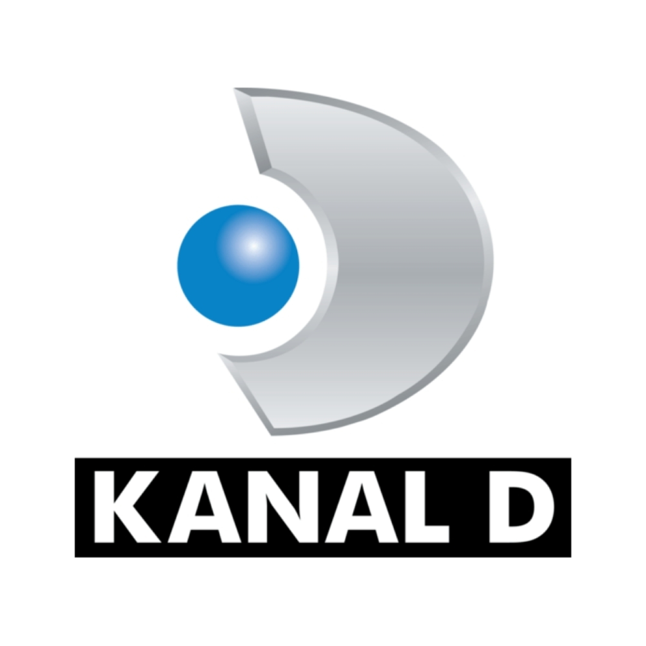 Ortasında mavi bir küre bulunan, gümüş renkli üç boyutlu bir yarım ay veya D harfi simgesi; altında siyah dikdörtgen içinde beyaz harflerle KANAL D yazısı.