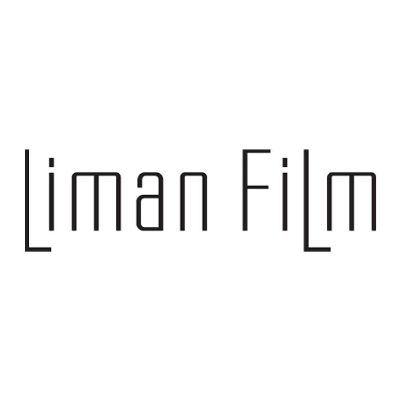 Liman Film ibaresinin yer aldığı logo tasarımı. Harflerin köşeleri hafif yuvarlatılmış ve dikey uzantıları ön plana çıkarılmış.