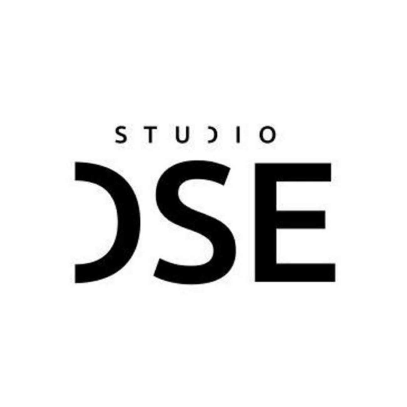 Studio DSE kurumsal logosu: Alt satırdaki büyük ve baskın DSE harflerinin üzerinde, daha ince bir fontla merkeze hizalanmış STUDIO yazısı bulunuyor.