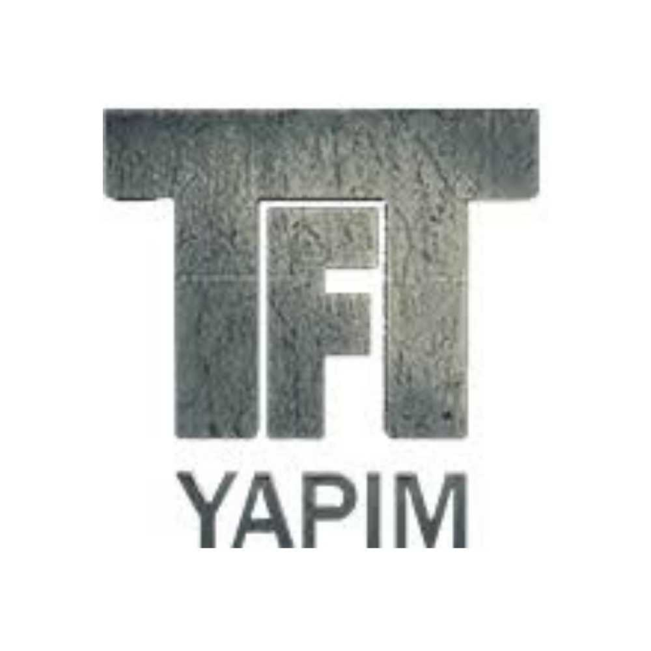 Beton veya taş dokusunu andıran gri renkli büyük TFT kısaltması ile altında yalın bir fontla belirtilen yapım şirketi ünvanı.