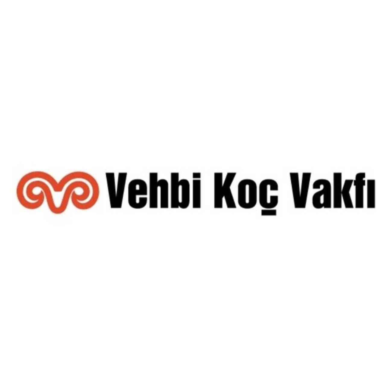 Beyaz zemin üzerinde, sol tarafta kırmızı renkli stilize bir koç boynuzu figürüyle Koç Holding logosu ve sağ tarafında siyah, kalın harflerle yazılmış Vehbi Koç Vakfı metni.
