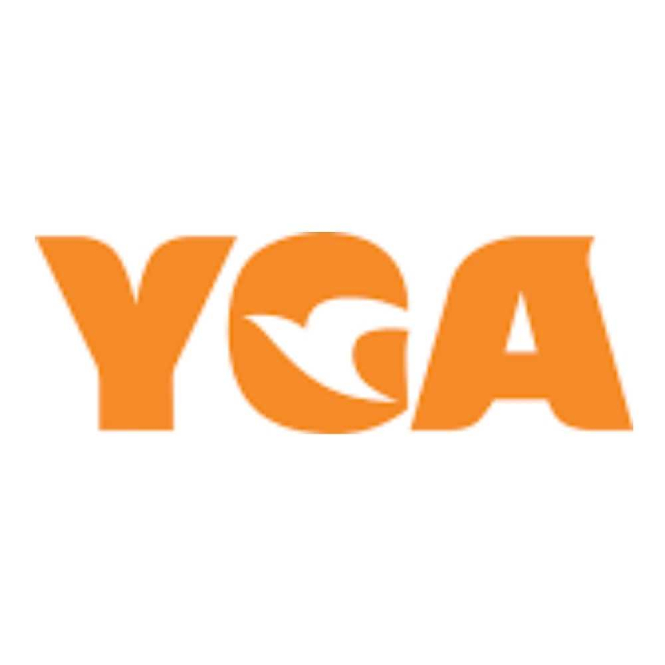 Beyaz zemin üzerinde turuncu renkli kalın harflerle yazılmış YGA logosu. Ortadaki G harfinin boşluğunda, sağa doğru uçan beyaz bir kuş silueti yer alıyor.