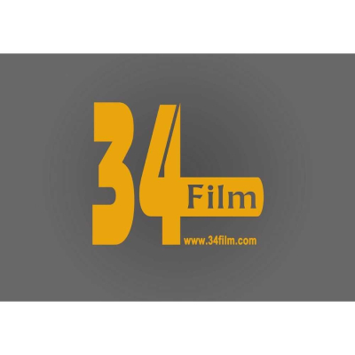 34 FİLM Gri zemin üzerine sarı 34 Film yazılı logo; 4 rakamı ile Film kelimesi iç içe geçmiş bir tasarımda sunuluyor. En altta www.34film.com adresi yer alıyor.