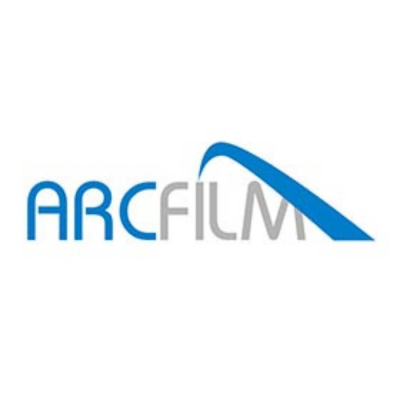 ARC FİLM ARC Film logosu. Sol tarafta mavi renkte yuvarlak hatlı ARC, sağ tarafta gri renkte ince yapılı FILM yazısı yer alıyor. F harfinin üzerinden başlayıp yazının sonuna kadar uzanan mavi, kavisli bir yay figürü bulunuyor.