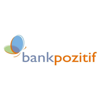 BANK POZİTİF Bankpozitif logosu. Sol tarafta mavi, turuncu ve yeşil kanatları olan stilize bir kelebek figürü; sağ tarafta ise küçük harflerle, bank kısmı gri, pozitif kısmı turuncu renkte yazılmış bankpozitif ifadesi yer alıyor.