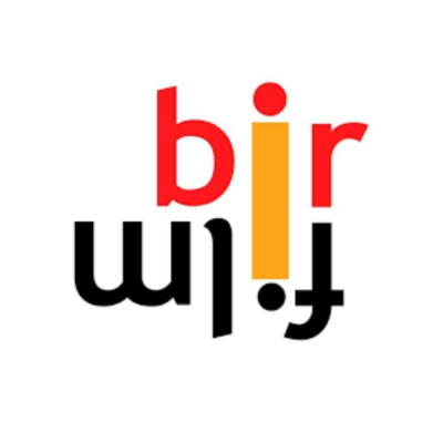 BİR FİLM Bir Film logosu. Üstte kırmızı renkli b ve r harfleri arasında turuncu renkli uzun bir dikdörtgen ve üzerinde kırmızı bir nokta yer alıyor. Alt kısımda ise siyah renkte, ters duran m ve f harfleri ile bir noktadan oluşan film kelimesi grafiksel olarak tasarlanmış.