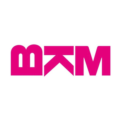 BKM Beyaz zemin üzerinde canlı pembe renkte BKM logosu. Kalın ve bitişik harflerden oluşan logoda, B harfinin içinde iki küçük kemer boşluğu yer alıyor; K harfi ise stilize edilerek ok işaretini andıran keskin hatlarla tasarlanmış.