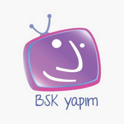 BSK YAPIM BSK Yapım logosu. Üstte pembe ve mor tonlarında, içinde gülen bir yüz ifadesi bulunan nostaljik bir televizyon illüstrasyonu yer alıyor. Televizyonun üzerinde küçük bir anten, altında ise el yazısı stilinde mavi renkli BSK yapım yazısı bulunuyor.