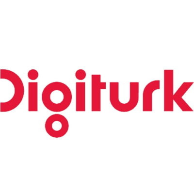 DIGITURK Beyaz arka plan üzerinde kırmızı renkle Digiturk yazıyor. Yazı karakterleri yuvarlak hatlara sahip; özellikle d harfi açık bir kavisle başlıyor ve g harfinin altındaki yuvarlak nokta, diğer harflerden ayrı bir tasarım öğesi olarak öne çıkıyor.