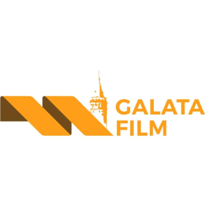 GALATA FİLM Beyaz zemin üzerinde turuncu renkli Galata Film yazısı. Yazının solunda, iki kez katlanmış kalın bir şeridi andıran turuncu bir grafik amblem bulunuyor. Amblem ile yazı arasında, Galata Kulesi'nin ince bir silüeti turuncu renkte yer alıyor.