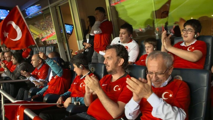 Görme Engelli Çocuklar Milli Maç Heyecanını Canlı Sesli Betimlemeyle Yaşadı Görme engelli çocuklar  stadyumdaki bir locada, görenlerle birlikte maç izlerken kulaklarında kulaklıklar, üstlerinde millî takım formaları var.