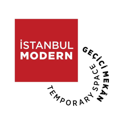 İSTANBUL MODERN İstanbul Modern Sanat Müzesi'nin kırmızı kare formundaki ana logosu ve yan tarafında bu logonun dairesel bir hatla çevresini saran Geçici Mekân / Temporary Space yazısı.