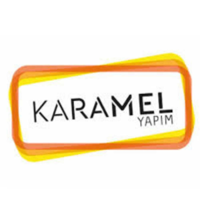 KARAMEL YAPIM Karamel Yapım logosu. Dinamik ve katmanlı turuncu-sarı bir çerçeve içinde modern siyah harflerle Karamel Yapım yazıyor.