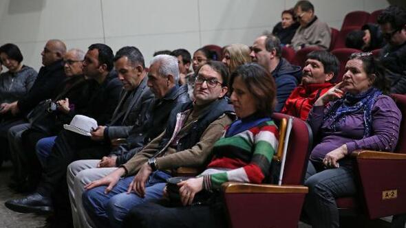 Karşıyaka'da Engelsiz Sinema Günleri Bir sinema salonunda çekilen görselde görmeyen ve gören izleyenler koltuklarda oturuyor.