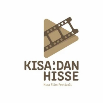 Kısadan Hisse Film Festivali Kahverengi, üçgen bir oynat tuşu simgesinin üzerine yerleştirilmiş film şeridi görseli; altında KISADAN HİSSE Kısa Film Festivali yazısı