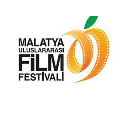 MALATYA ULUSLARARASI FİLM FESTİVALİ Malatya Uluslararası Film Festivali logosu. Amblemde, film şeritlerinden oluşan stilize bir kayısı figürü ve yanında siyah harflerle festivalin adı yer alıyor.