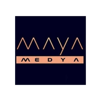 MAYA MEDYA Maya Medya logosu. Stilize ve modern bir yazı tipine sahip olan logo, siyah zemin üzerine bakır rengi detaylardan oluşuyor.