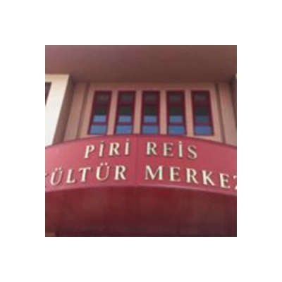 PİRİ REİS KÜLTÜR MERKEZİ Piri Reis Kültür Merkezi'nin girişini gösteren bir fotoğraf. Kırmızı zeminli dışbükey tabela üzerinde merkezin adı yazılı; arka planda ise bina cephesindeki pencereler yer alıyor.