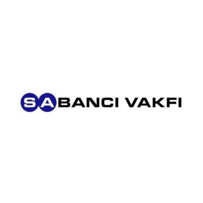 SABANCI VAKFI abancı Vakfı logosu: Lacivert halkalar içine yerleştirilmiş SA kısaltması ve yanındaki siyah 'BANCI VAKFI' metniyle oluşturulan marka logosu.