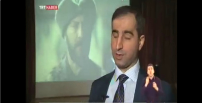 TRT Haber'de Her Şeye Rağmen Programına Konuk Olduk Kenan Önalan TRT Haber ekranında konuşurken sağ alttaki işaret dili çevirmeni konuşulanları çeviriyor. Önalan'ın gerisinde duran ekranda bir tarihî dizi karakteri yer alıyor.