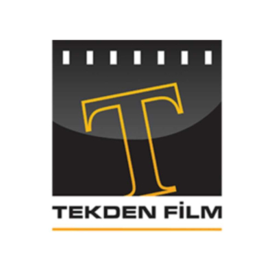 TEKDEN FİLM Film kurumsal logosu: Film şeridi detaylı siyah bir fon üzerinde sarı T harfi yer alırken altında Tekden Film yazıyor.