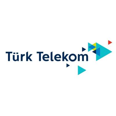 TÜRK TELEKOM Beyaz zemin üzerinde, üst üste binmiş açık mavi, lacivert, açık yeşil üçgenlerin yanında lacivert harflerle yazılmış Türk Telekom logosu.