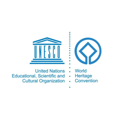 UNESCO Beyaz zemin üzerinde, dikey noktalı bir çizgiyle ayrılmış iki mavi logo. Solda antik tapınak figürlü UNESCO amblemi ve kurumun açık adı; sağda ise daire içinde kare bulunan Dünya Mirası sembolü ve 