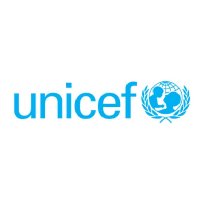 UNİCEF Beyaz zemin üzerinde gökyüzü mavisi renginde, küçük harflerle yazılmış unicef ibaresi ve sağında bir dünya küresi önünde anne ve çocuk silüetini çevreleyen zeytin dallarından oluşan amblem yer alıyor.